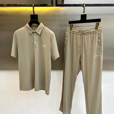 一套. H爱马仕、2026春夏男士休闲套装全新登场,以极简高级感重塑日常穿搭美学。色调柔和雅致,兼具低调质感与春夏清新气 一套. H爱马仕、2026春夏男士休闲套装全新登场,以极简高级感重塑日常穿搭美学。色调柔和雅致,兼具低调质感与春夏清新气