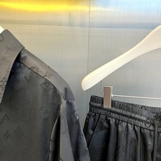 1v威登、2026春夏新品男士休闲套装,以纯色为主色调,采用高级感提花工艺,将经典字母与几何老花图案巧妙融入面料肌理,低 1v威登、2026春夏新品男士休闲套装,以纯色为主色调,采用高级感提花工艺,将经典字母与几何老花图案巧妙融入面料肌理,低