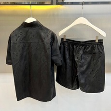 1v威登、2026春夏新品男士休闲套装,以纯色为主色调,采用高级感提花工艺,将经典字母与几何老花图案巧妙融入面料肌理,低 1v威登、2026春夏新品男士休闲套装,以纯色为主色调,采用高级感提花工艺,将经典字母与几何老花图案巧妙融入面料肌理,低