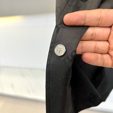 1v威登、2026春夏新品男士休闲套装,以纯色为主色调,采用高级感提花工艺,将经典字母与几何老花图案巧妙融入面料肌理,低 1v威登、2026春夏新品男士休闲套装,以纯色为主色调,采用高级感提花工艺,将经典字母与几何老花图案巧妙融入面料肌理,低
