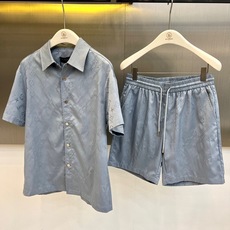 1v威登、2026春夏新品男士休闲套装,以纯色为主色调,采用高级感提花工艺,将经典字母与几何老花图案巧妙融入面料肌理,低 1v威登、2026春夏新品男士休闲套装,以纯色为主色调,采用高级感提花工艺,将经典字母与几何老花图案巧妙融入面料肌理,低
