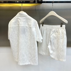 1v威登、2026春夏新品男士休闲套装,以纯色为主色调,采用高级感提花工艺,将经典字母与几何老花图案巧妙融入面料肌理,低 1v威登、2026春夏新品男士休闲套装,以纯色为主色调,采用高级感提花工艺,将经典字母与几何老花图案巧妙融入面料肌理,低