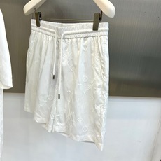 1v威登、2026春夏新品男士休闲套装,以纯色为主色调,采用高级感提花工艺,将经典字母与几何老花图案巧妙融入面料肌理,低 1v威登、2026春夏新品男士休闲套装,以纯色为主色调,采用高级感提花工艺,将经典字母与几何老花图案巧妙融入面料肌理,低