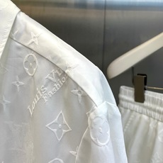 1v威登、2026春夏新品男士休闲套装,以纯色为主色调,采用高级感提花工艺,将经典字母与几何老花图案巧妙融入面料肌理,低 1v威登、2026春夏新品男士休闲套装,以纯色为主色调,采用高级感提花工艺,将经典字母与几何老花图案巧妙融入面料肌理,低