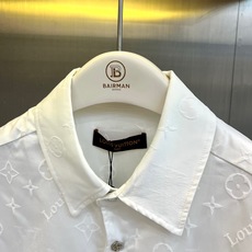 1v威登、2026春夏新品男士休闲套装,以纯色为主色调,采用高级感提花工艺,将经典字母与几何老花图案巧妙融入面料肌理,低 1v威登、2026春夏新品男士休闲套装,以纯色为主色调,采用高级感提花工艺,将经典字母与几何老花图案巧妙融入面料肌理,低