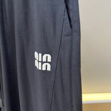 一套. Miu Miu缪缪、2026春夏新品套装,以极简纯色调诠释当代都市轻奢美学。上衣采用经典翻领设计,搭配半拉链门襟 一套. Miu Miu缪缪、2026春夏新品套装,以极简纯色调诠释当代都市轻奢美学。上衣采用经典翻领设计,搭配半拉链门襟