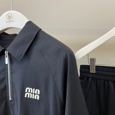 一套. Miu Miu缪缪、2026春夏新品套装,以极简纯色调诠释当代都市轻奢美学。上衣采用经典翻领设计,搭配半拉链门襟 一套. Miu Miu缪缪、2026春夏新品套装,以极简纯色调诠释当代都市轻奢美学。上衣采用经典翻领设计,搭配半拉链门襟