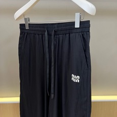 一套. Miu Miu缪缪、2026春夏新品套装,以极简纯色调诠释当代都市轻奢美学。上衣采用经典翻领设计,搭配半拉链门襟 一套. Miu Miu缪缪、2026春夏新品套装,以极简纯色调诠释当代都市轻奢美学。上衣采用经典翻领设计,搭配半拉链门襟
