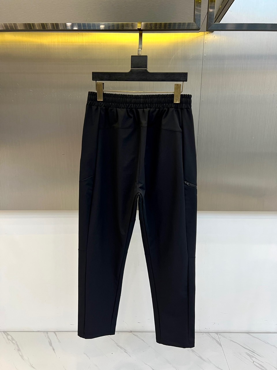Arcteryx 始祖鸟、始祖鸟2026春夏新品户外运动休闲裤，以简约利落的款式引领户外时尚风潮。线条流畅剪裁，彰显干练