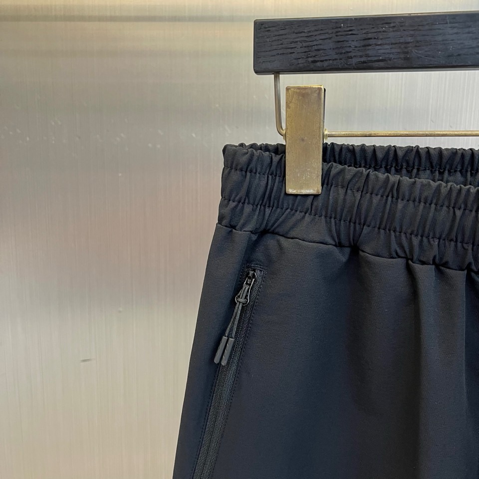 Arcteryx 始祖鸟、始祖鸟2026春夏新品户外运动休闲裤，以简约利落的款式引领户外时尚风潮。线条流畅剪裁，彰显干练