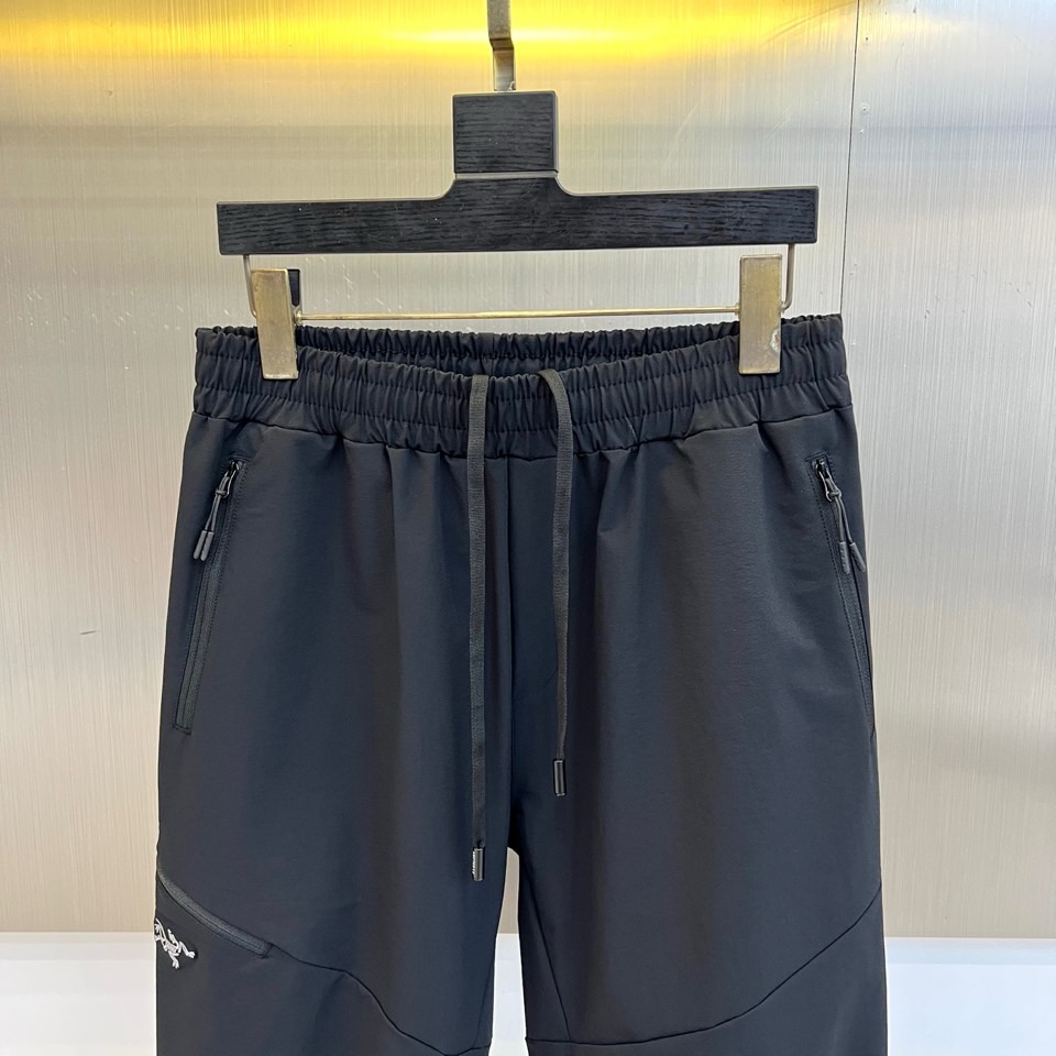 Arcteryx 始祖鸟、始祖鸟2026春夏新品户外运动休闲裤，以简约利落的款式引领户外时尚风潮。线条流畅剪裁，彰显干练
