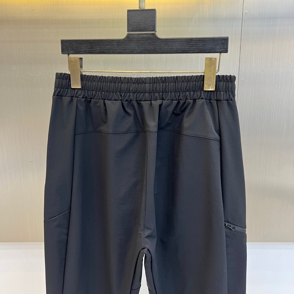 Arcteryx 始祖鸟、始祖鸟2026春夏新品户外运动休闲裤，以简约利落的款式引领户外时尚风潮。线条流畅剪裁，彰显干练