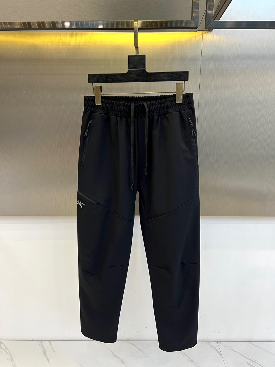 Arcteryx 始祖鸟、始祖鸟2026春夏新品户外运动休闲裤，以简约利落的款式引领户外时尚风潮。线条流畅剪裁，彰显干练