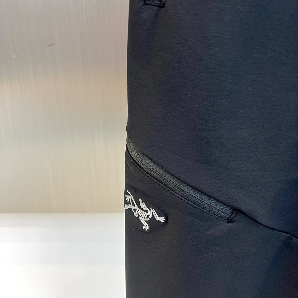 Arcteryx 始祖鸟、始祖鸟2026春夏新品户外运动休闲裤，以简约利落的款式引领户外时尚风潮。线条流畅剪裁，彰显干练
