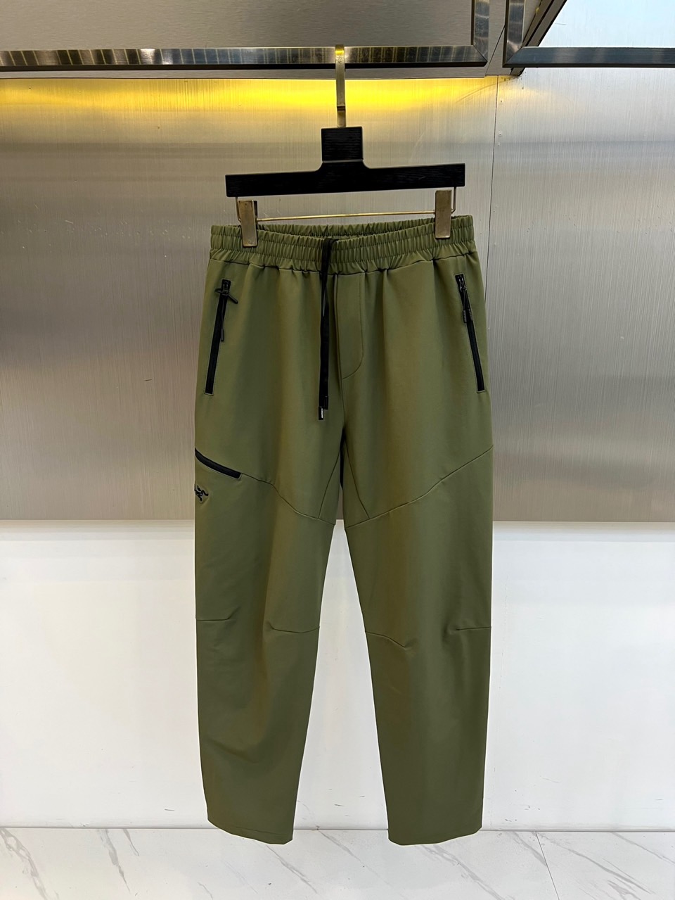 Arcteryx 始祖鸟、始祖鸟2026春夏新品户外运动休闲裤，以简约利落的款式引领户外时尚风潮。线条流畅剪裁，彰显干练