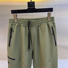 Arcteryx 始祖鸟、始祖鸟2026春夏新品户外运动休闲裤,以简约利落的款式引领户外时尚风潮。线条流畅剪裁,彰显干练 Arcteryx 始祖鸟、始祖鸟2026春夏新品户外运动休闲裤,以简约利落的款式引领户外时尚风潮。线条流畅剪裁,彰显干练
