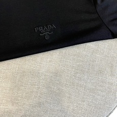Prad普拉达、2026春夏新品短袖T恤,以极简美学重塑日常穿搭。纯色干净利落,圆领处饰以撞色边线,低调中注入精致细节, Prad普拉达、2026春夏新品短袖T恤,以极简美学重塑日常穿搭。纯色干净利落,圆领处饰以撞色边线,低调中注入精致细节,