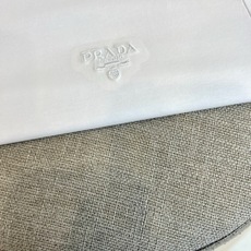 Prad普拉达、2026春夏新品短袖T恤,以极简美学重塑日常穿搭。纯色干净利落,圆领处饰以撞色边线,低调中注入精致细节, Prad普拉达、2026春夏新品短袖T恤,以极简美学重塑日常穿搭。纯色干净利落,圆领处饰以撞色边线,低调中注入精致细节,