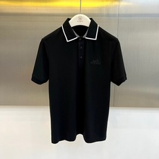 H爱马仕、2026春夏新品短袖POLO衫,以利落剪裁重塑经典,打造都市轻奢风范。主调纯净雅致,领口与袖口饰以细边勾勒,搭 H爱马仕、2026春夏新品短袖POLO衫,以利落剪裁重塑经典,打造都市轻奢风范。主调纯净雅致,领口与袖口饰以细边勾勒,搭