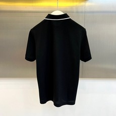 H爱马仕、2026春夏新品短袖POLO衫,以利落剪裁重塑经典,打造都市轻奢风范。主调纯净雅致,领口与袖口饰以细边勾勒,搭 H爱马仕、2026春夏新品短袖POLO衫,以利落剪裁重塑经典,打造都市轻奢风范。主调纯净雅致,领口与袖口饰以细边勾勒,搭