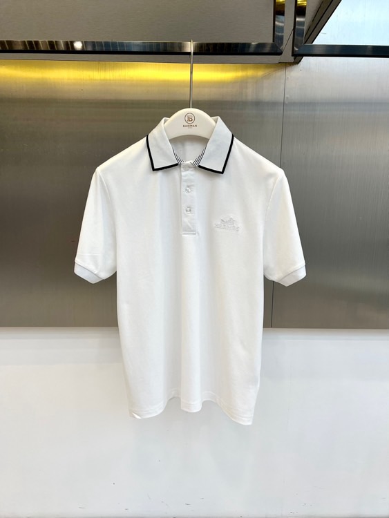 H爱马仕、2026春夏新品短袖POLO衫,以利落剪裁重塑经典,打造都市轻奢风范。主调纯净雅致,领口与袖口饰以细边勾勒,搭 H爱马仕、2026春夏新品短袖POLO衫,以利落剪裁重塑经典,打造都市轻奢风范。主调纯净雅致,领口与袖口饰以细边勾勒,搭