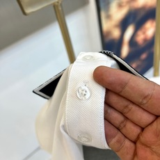 H爱马仕、2026春夏新品短袖POLO衫,以利落剪裁重塑经典,打造都市轻奢风范。主调纯净雅致,领口与袖口饰以细边勾勒,搭 H爱马仕、2026春夏新品短袖POLO衫,以利落剪裁重塑经典,打造都市轻奢风范。主调纯净雅致,领口与袖口饰以细边勾勒,搭