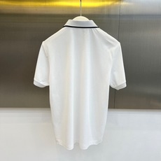 H爱马仕、2026春夏新品短袖POLO衫,以利落剪裁重塑经典,打造都市轻奢风范。主调纯净雅致,领口与袖口饰以细边勾勒,搭 H爱马仕、2026春夏新品短袖POLO衫,以利落剪裁重塑经典,打造都市轻奢风范。主调纯净雅致,领口与袖口饰以细边勾勒,搭