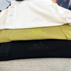 H爱马仕、2026春夏新品短袖POLO衫,以利落剪裁重塑经典,打造都市轻奢风范。主调纯净雅致,领口与袖口饰以细边勾勒,搭 H爱马仕、2026春夏新品短袖POLO衫,以利落剪裁重塑经典,打造都市轻奢风范。主调纯净雅致,领口与袖口饰以细边勾勒,搭