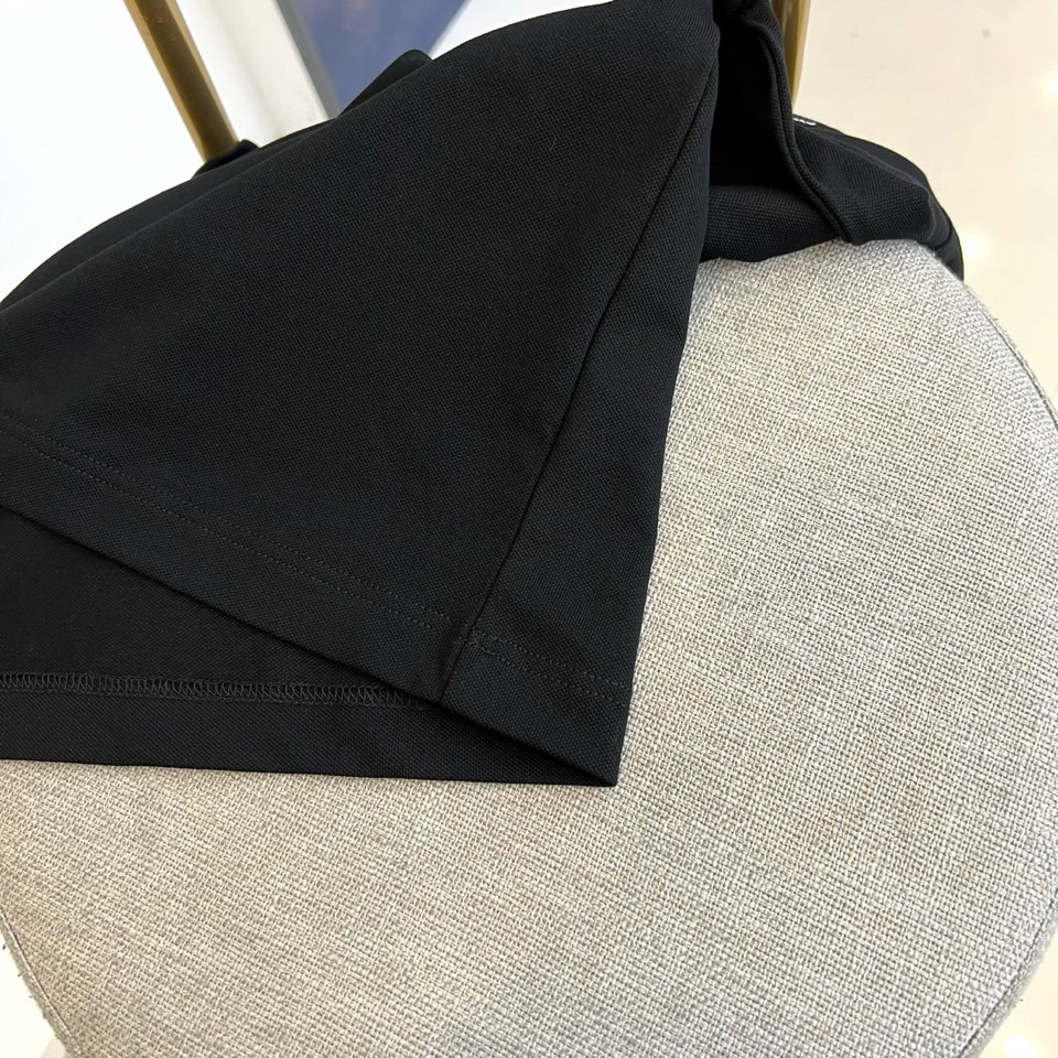 Loro piana、2026春夏新品发售!男士夏季翻领Polo短袖T恤,此款为顶级珠地丝光棉面料,透气舒适设计元素非常 Loro piana、2026春夏新品发售!男士夏季翻领Polo短袖T恤,此款为顶级珠地丝光棉面料,透气舒适设计元素非常