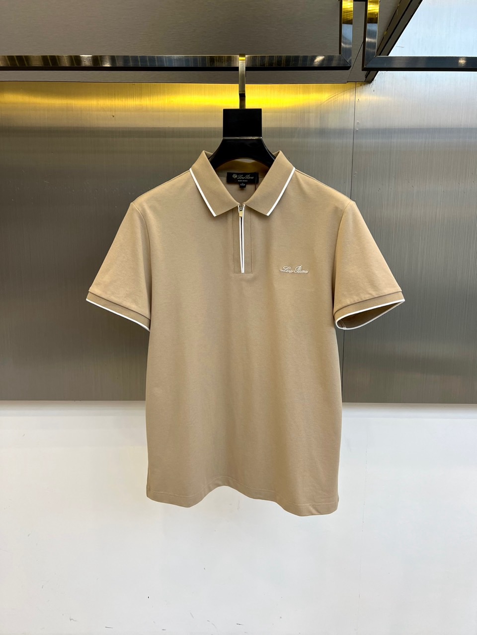 Loro piana、2026春夏新品发售！男士夏季翻领Polo短袖T恤，此款为顶级珠地丝光棉面料，透气舒适设计元素非常