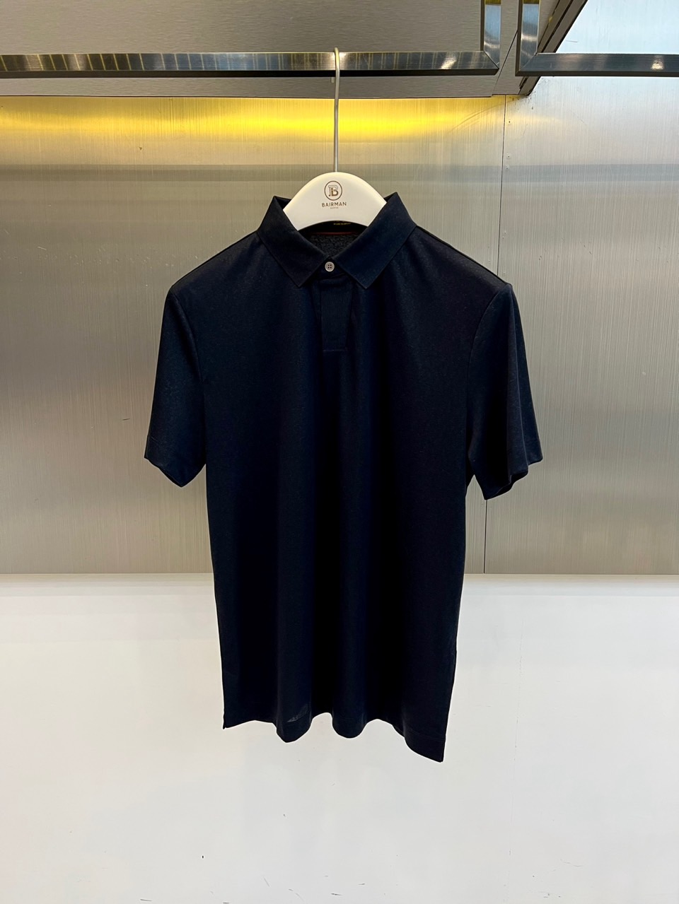 Loro Piana诺悠翩雅、2026春夏新品短袖Polo衫，延续品牌意式优雅基因，以极简廓形诠释当代绅士的闲适格调。经