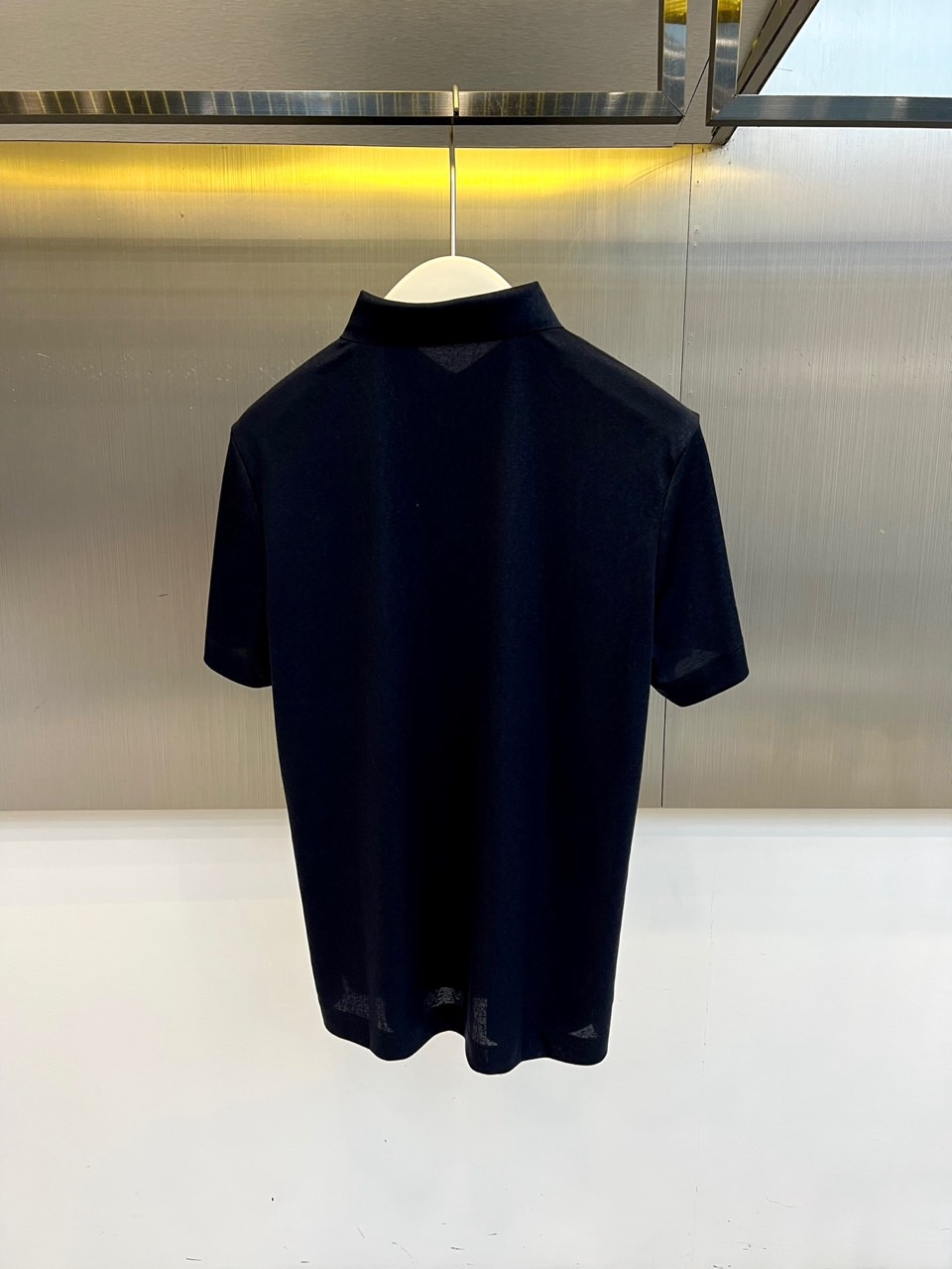 Loro Piana诺悠翩雅、2026春夏新品短袖Polo衫，延续品牌意式优雅基因，以极简廓形诠释当代绅士的闲适格调。经