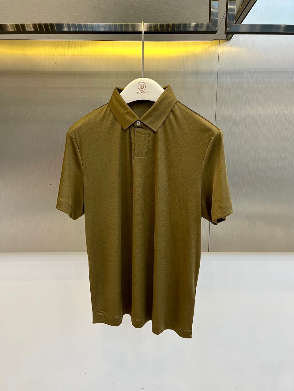 Loro Piana诺悠翩雅、2026春夏新品短袖Polo衫，延续品牌意式优雅基因，以极简廓形诠释当代绅士的闲适格调。经