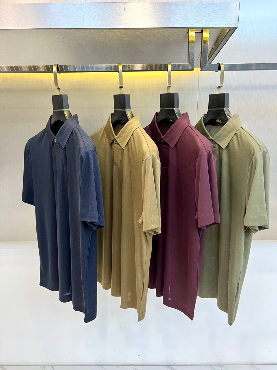 Loro Piana诺悠翩雅、2026春夏新品短袖Polo衫，延续品牌意式优雅基因，以极简廓形诠释当代绅士的闲适格调。经