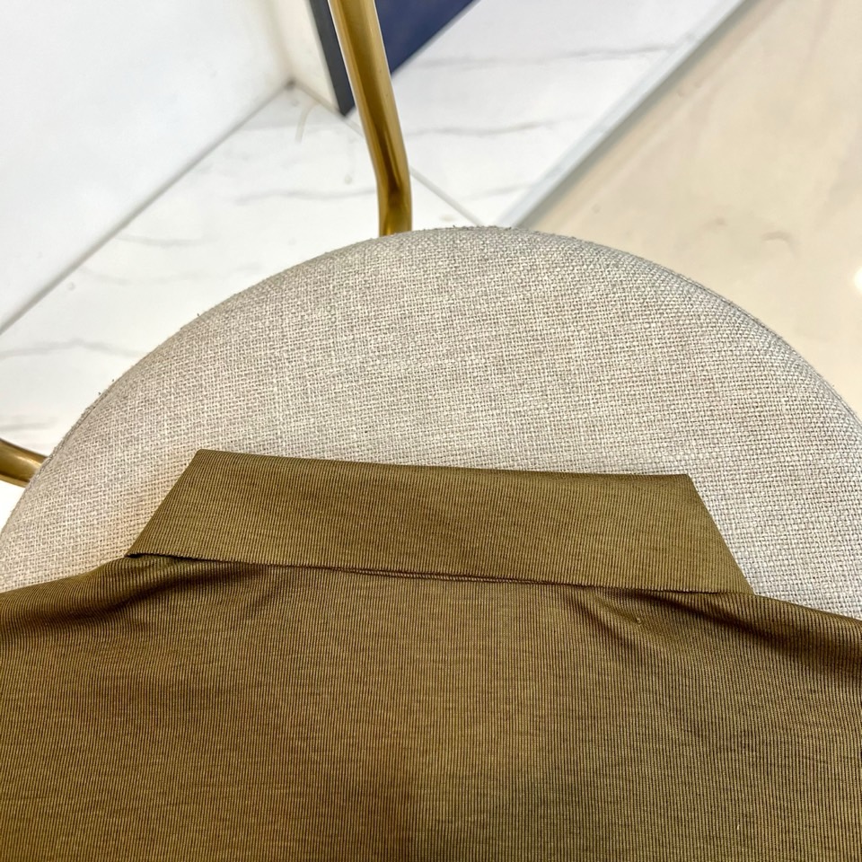 Loro Piana诺悠翩雅、2026春夏新品短袖Polo衫，延续品牌意式优雅基因，以极简廓形诠释当代绅士的闲适格调。经