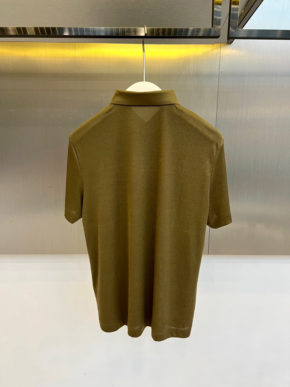 Loro Piana诺悠翩雅、2026春夏新品短袖Polo衫，延续品牌意式优雅基因，以极简廓形诠释当代绅士的闲适格调。经