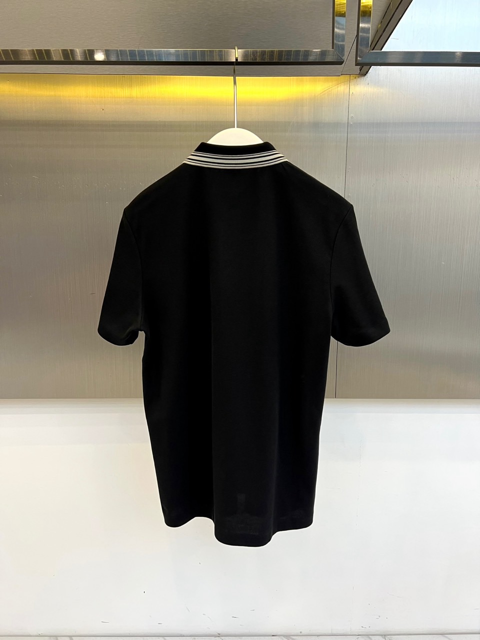 BERLUTI 布鲁提、2026春夏新品男士短袖Polo衫,以极简廓形融合意式轻奢基因,重新定义都市休闲格调。珠地棉面料 BERLUTI 布鲁提、2026春夏新品男士短袖Polo衫,以极简廓形融合意式轻奢基因,重新定义都市休闲格调。珠地棉面料