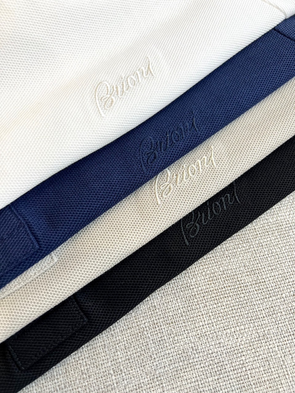BERLUTI 布鲁提、2026春夏新品男士短袖Polo衫,以极简廓形融合意式轻奢基因,重新定义都市休闲格调。珠地棉面料 BERLUTI 布鲁提、2026春夏新品男士短袖Polo衫,以极简廓形融合意式轻奢基因,重新定义都市休闲格调。珠地棉面料