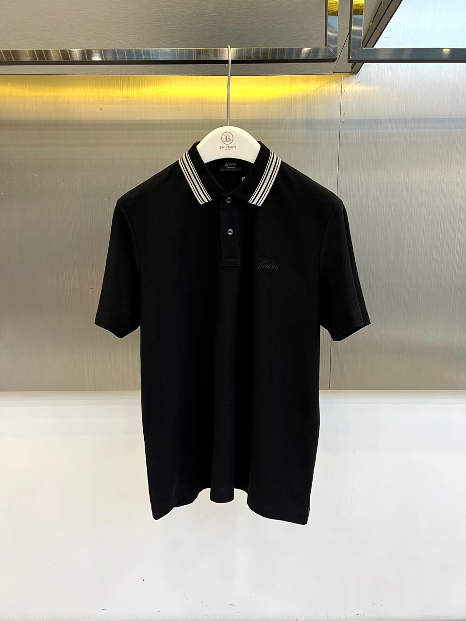 BERLUTI 布鲁提、2026春夏新品男士短袖Polo衫,以极简廓形融合意式轻奢基因,重新定义都市休闲格调。珠地棉面料 BERLUTI 布鲁提、2026春夏新品男士短袖Polo衫,以极简廓形融合意式轻奢基因,重新定义都市休闲格调。珠地棉面料