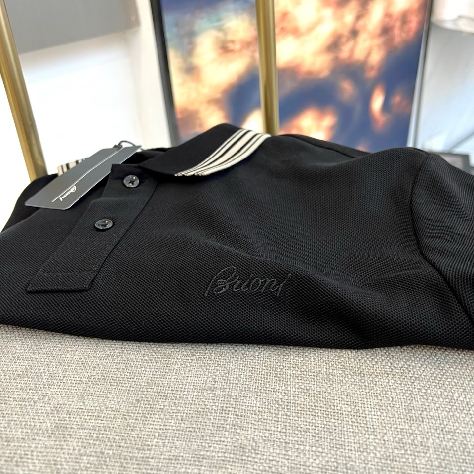 BERLUTI 布鲁提、2026春夏新品男士短袖Polo衫,以极简廓形融合意式轻奢基因,重新定义都市休闲格调。珠地棉面料 BERLUTI 布鲁提、2026春夏新品男士短袖Polo衫,以极简廓形融合意式轻奢基因,重新定义都市休闲格调。珠地棉面料