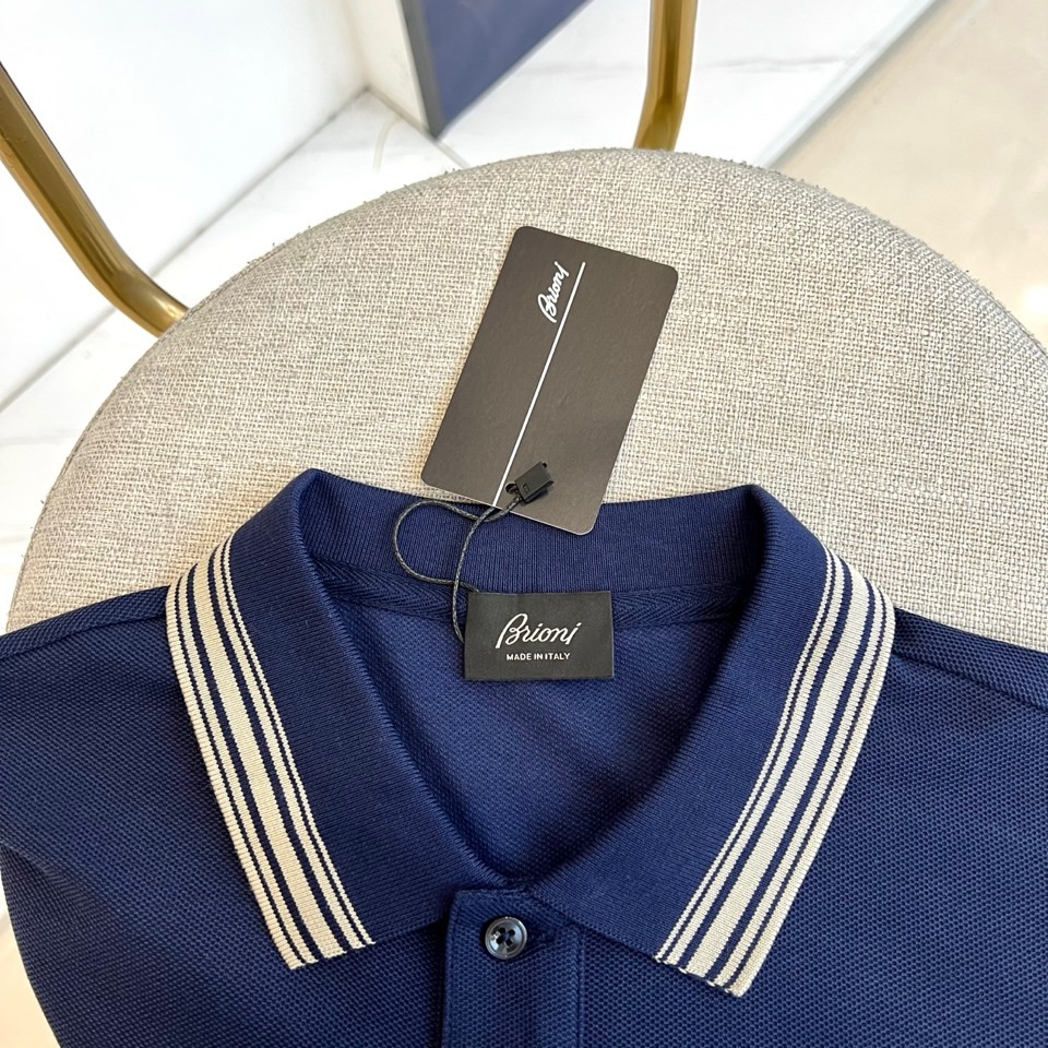 BERLUTI 布鲁提、2026春夏新品男士短袖Polo衫,以极简廓形融合意式轻奢基因,重新定义都市休闲格调。珠地棉面料 BERLUTI 布鲁提、2026春夏新品男士短袖Polo衫,以极简廓形融合意式轻奢基因,重新定义都市休闲格调。珠地棉面料