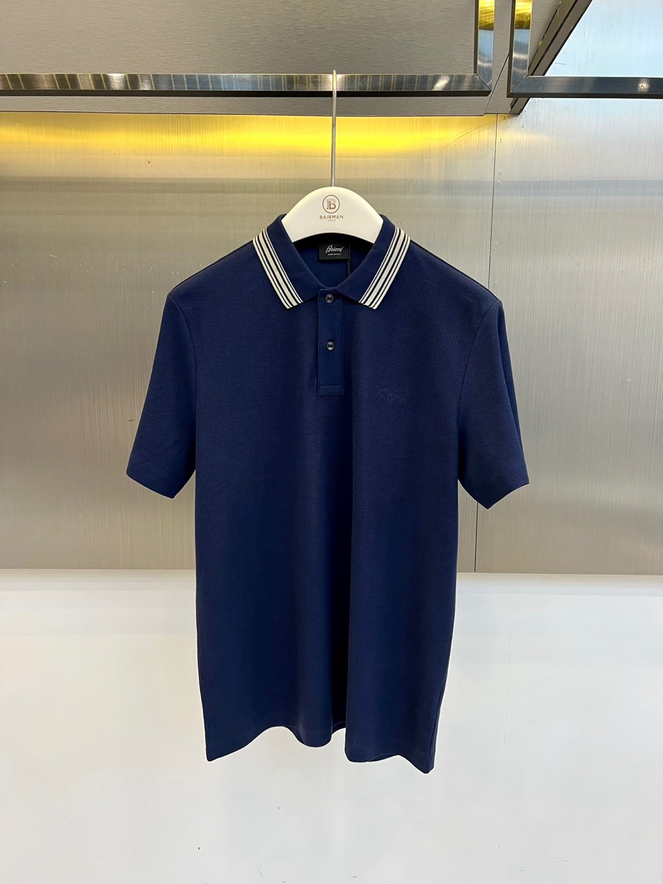 BERLUTI 布鲁提、2026春夏新品男士短袖Polo衫,以极简廓形融合意式轻奢基因,重新定义都市休闲格调。珠地棉面料 BERLUTI 布鲁提、2026春夏新品男士短袖Polo衫,以极简廓形融合意式轻奢基因,重新定义都市休闲格调。珠地棉面料