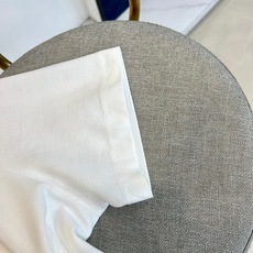 BERLUTI 布鲁提、2026春夏新品男士短袖Polo衫,以极简廓形融合意式轻奢基因,重新定义都市休闲格调。珠地棉面料 BERLUTI 布鲁提、2026春夏新品男士短袖Polo衫,以极简廓形融合意式轻奢基因,重新定义都市休闲格调。珠地棉面料