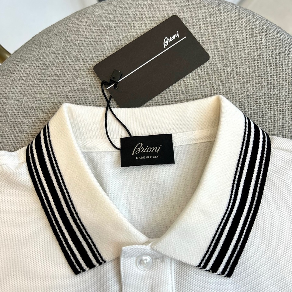 BERLUTI 布鲁提、2026春夏新品男士短袖Polo衫,以极简廓形融合意式轻奢基因,重新定义都市休闲格调。珠地棉面料 BERLUTI 布鲁提、2026春夏新品男士短袖Polo衫,以极简廓形融合意式轻奢基因,重新定义都市休闲格调。珠地棉面料