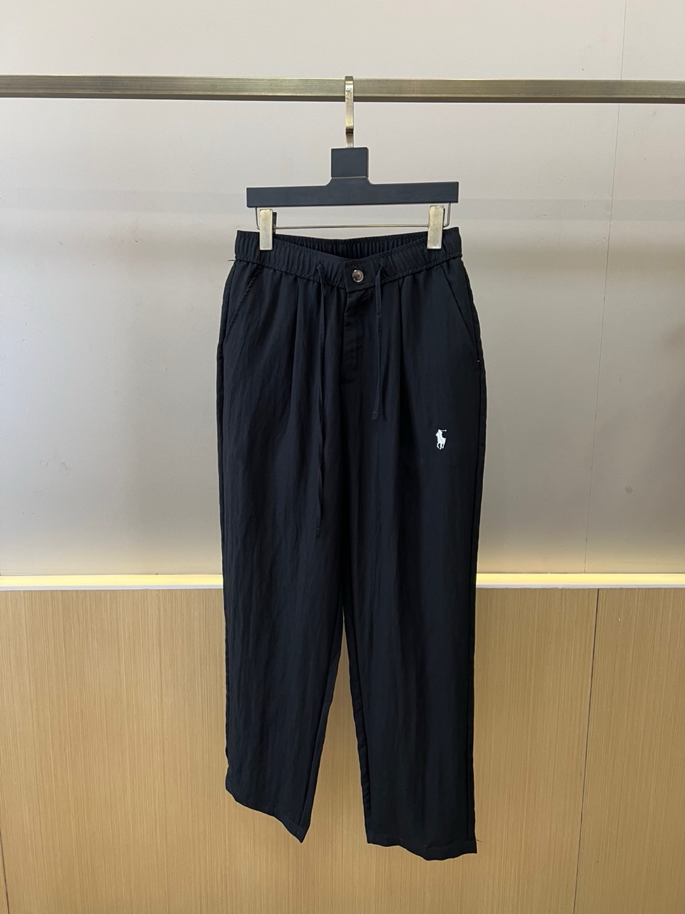 Polo Ralph Lauren拉夫劳伦、2026春夏新品休闲裤,以简约廓形诠释当代都市休闲美学,采用天然亚麻混纺面料 Polo Ralph Lauren拉夫劳伦、2026春夏新品休闲裤,以简约廓形诠释当代都市休闲美学,采用天然亚麻混纺面料
