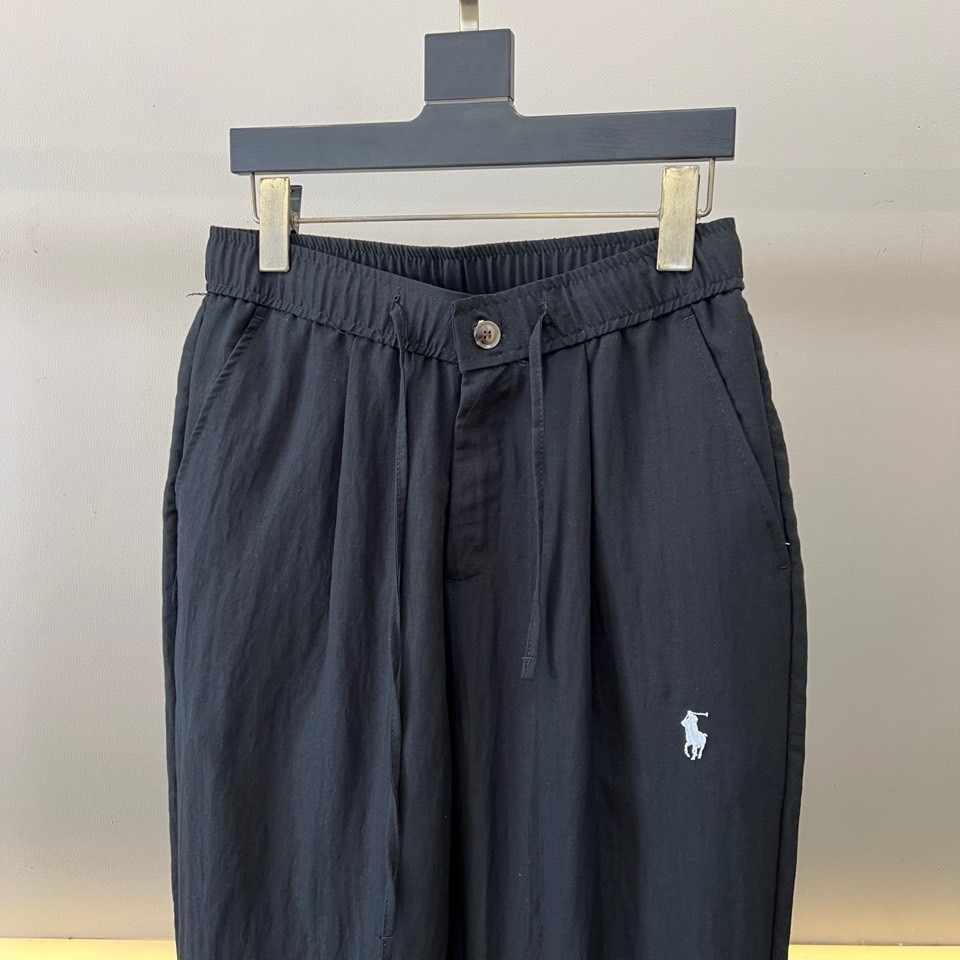 Polo Ralph Lauren拉夫劳伦、2026春夏新品休闲裤，以简约廓形诠释当代都市休闲美学，采用天然亚麻混纺面料