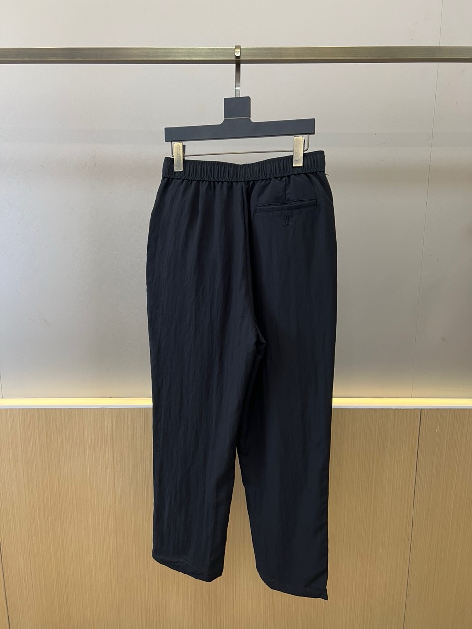 Polo Ralph Lauren拉夫劳伦、2026春夏新品休闲裤，以简约廓形诠释当代都市休闲美学，采用天然亚麻混纺面料