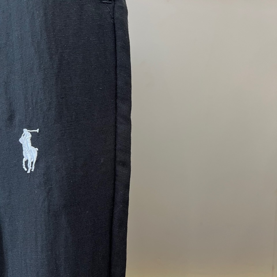 Polo Ralph Lauren拉夫劳伦、2026春夏新品休闲裤，以简约廓形诠释当代都市休闲美学，采用天然亚麻混纺面料