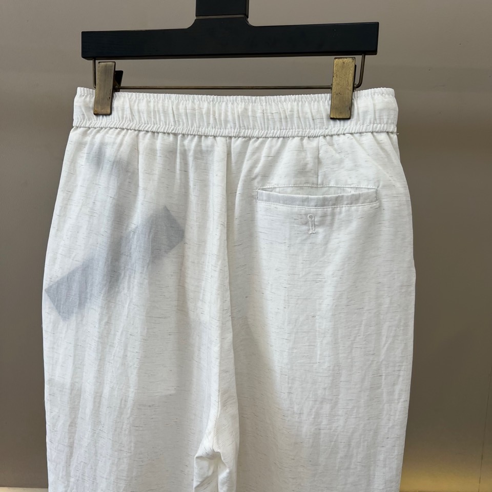 Polo Ralph Lauren拉夫劳伦、2026春夏新品休闲裤，以简约廓形诠释当代都市休闲美学，采用天然亚麻混纺面料