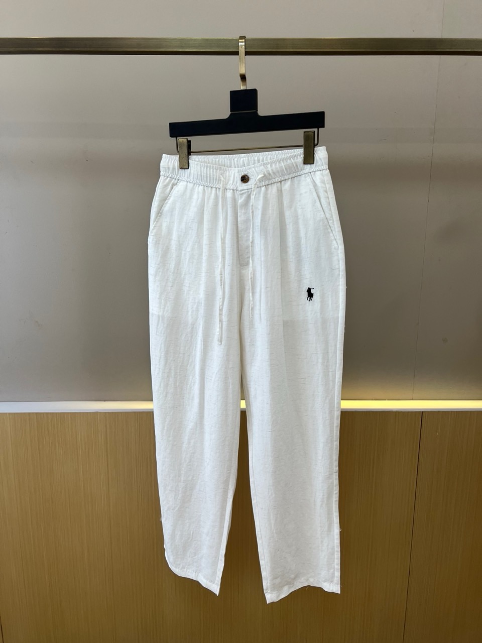 Polo Ralph Lauren拉夫劳伦、2026春夏新品休闲裤,以简约廓形诠释当代都市休闲美学,采用天然亚麻混纺面料 Polo Ralph Lauren拉夫劳伦、2026春夏新品休闲裤,以简约廓形诠释当代都市休闲美学,采用天然亚麻混纺面料